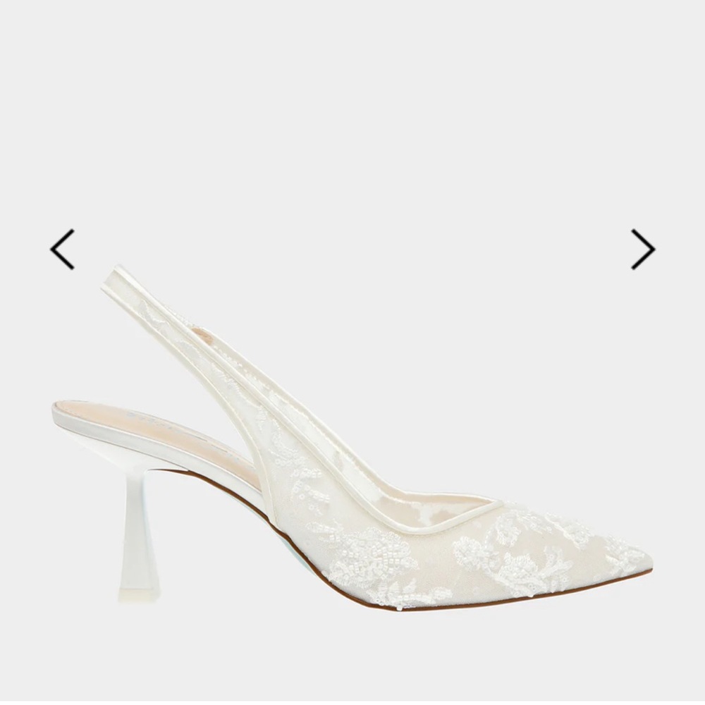 Betsey Johnson Nikki Ivory heels sz 6
